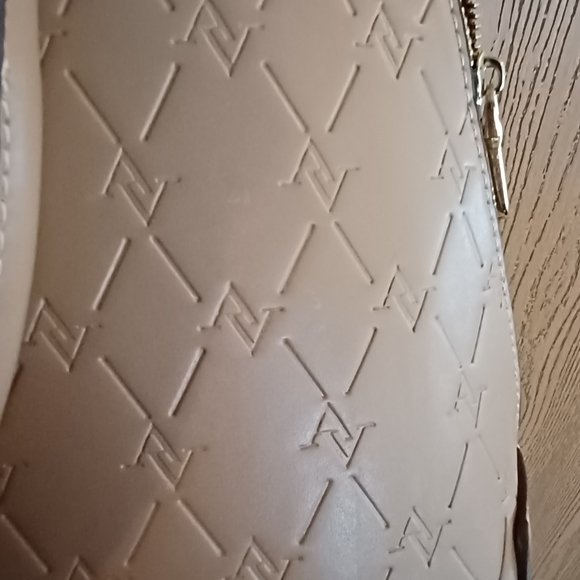 Adrienne vittadini tan color crossbody, shoulder bag. NWOT - Picture 5 of 9